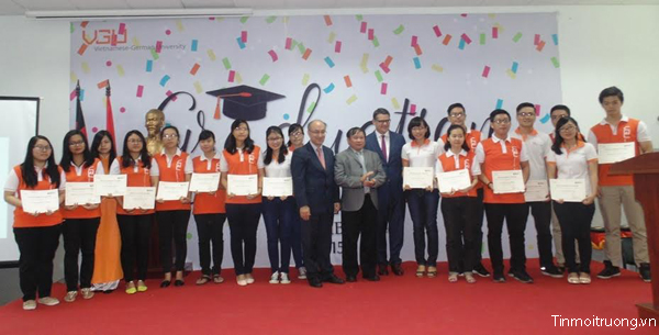 [-]Thứ[-]trưởng[-]Bộ[-]GD-ĐT[-]Bùi[-]Văn[-]Ga[-]cùng[-]ông[-]Boris[-]Rhein,[-]Bộ[-]trưởng[-]Bộ[-]Khoa[-]học[-]và[-]Nghệ[-]thuật[-]bang[-]Hessen[-]trao[-]học[-]bổng[-]cho[-]các[-]SV[-]có[-]thành[-]tích[-]học[-]tập[-]tốt[-]và[-]có[-]hoàn[-]cảnh[-]khó[-]khăn-[-]Hình[-]4